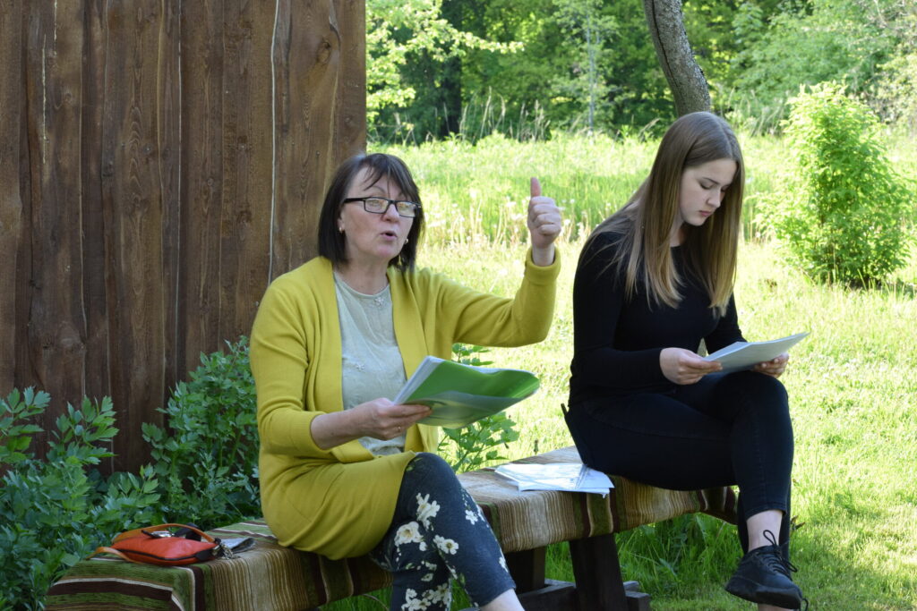 Pērn 2. jūnijā «Zvanītāju Buku» pagalmā. Tur pandēmijas ierobežojumu laikā, sēžot 2 m cits no cita, mēģinājumus aizvadīja Valles amatierteātris. 
Autors: Žanna Zālīte