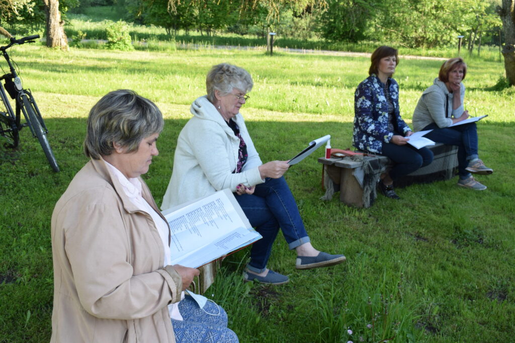Pērn 2. jūnijā «Zvanītāju Buku» pagalmā. Tur pandēmijas ierobežojumu laikā, sēžot 2 m cits no cita, mēģinājumus aizvadīja Valles amatierteātris. 
Autors: Žanna Zālīte