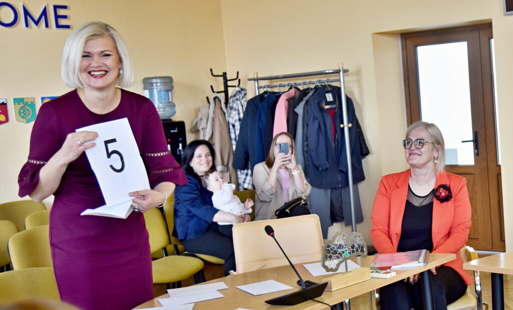 Partijas "Jaunā Vienotība" līdere Linda Abu Meri priecīga par izlozēto piekto numuru.
Autors: Uldis Varnevičs