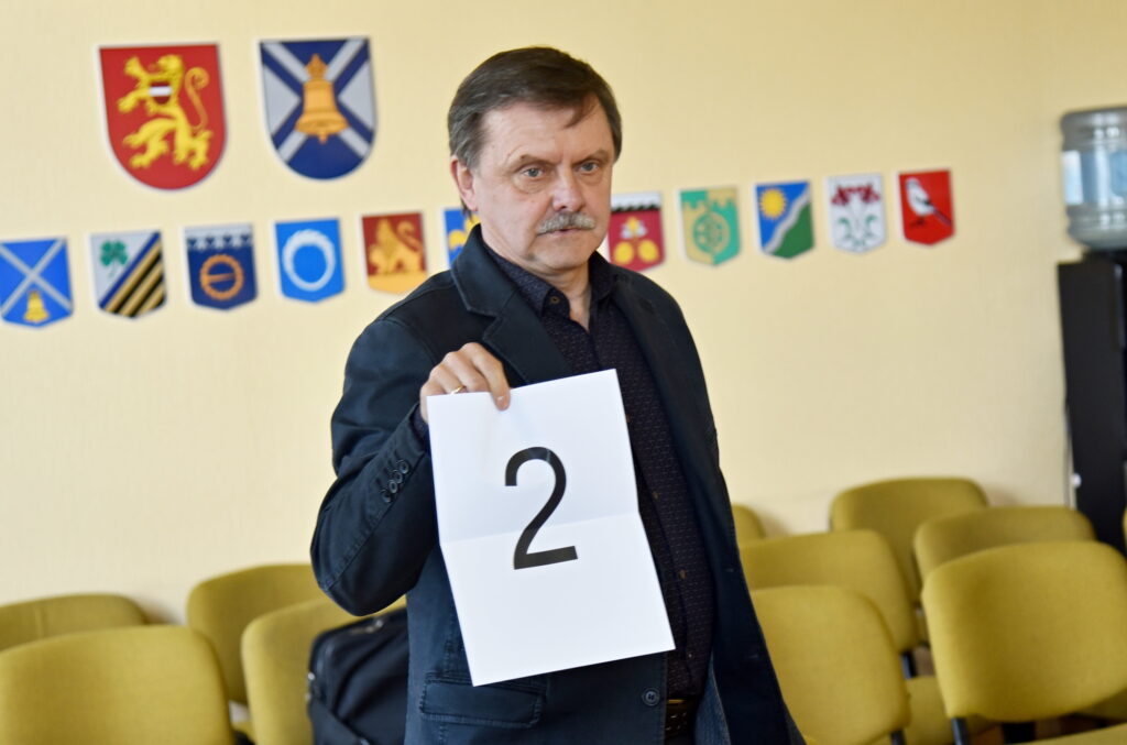 Bauskas novada domes deputāts, "Apvienotā saraksta" līderis Guntis Kalniņš izlozēja otro kārtas numuru.
Autors: Uldis Varnevičs