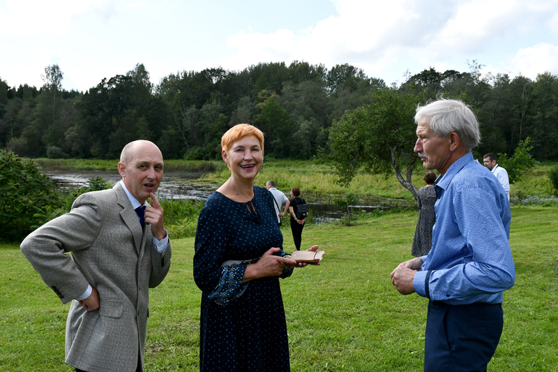 Kurmenes amatierteātra režisors Ingus Pavinkšnis (no kreisās), Kurmenes tautas nama vadītāja Sarmīte Ķīse un "Mūru dzirnavu" īpašnieks Edgars Kārkliņš.
Autors: Ivars Bogdanovs