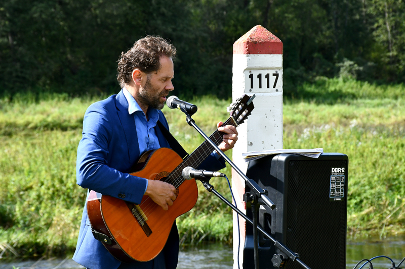 Tenors Jānis Kurševs dziesmas ar Knuta Skujenieka tekstu kā jaunu repertuāru apguvis īpaši sarīkojumam "Mūru dzirnavās".
Autors: Ivars Bogdanovs