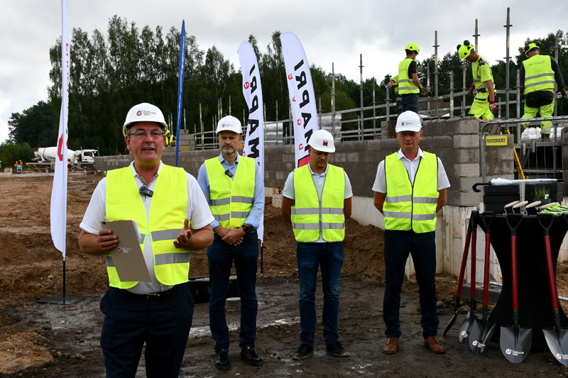 Svinīgās uzrunas pirms kapsulas ierakšanas teica «Linas Agro» Lietuvas izpilddirektors Jonass Bakšis (no kreisās), Latvijas SIA «Linas Agro» valdes priekšsēdētājs Martins Ingemans Jensens, SIA «Mapri būve» valdes loceklis Artūrs Sausiņš un Bauskas novada domes priekšsēdētāja vietnieks Aivars Mačeks.
Autors: Ivars Bogdanovs