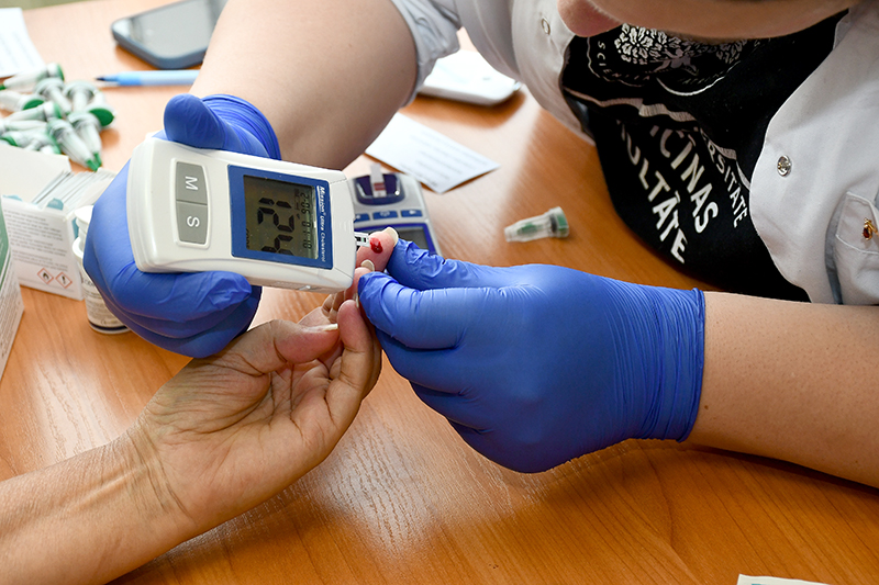 Studente Viktorija Fokina noņem asins paraugu hemoglobīna, holesterīna un cukura līmeņa noteikšanai.
Autors: Ivars Bogdanovs