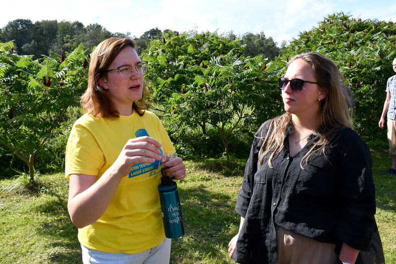 Rundāliete Elīza Paula Graudiņa (no labās) studē lietuviešu valodu maģistrantūrā Viļņas universitātē. Viņa tērzē ar lietuvieti Aisti Brusokaiti, kura savukārt gadu studējusi latviešu valodu Latvijas Universitātē Rīgā.
Autors: Ivars Bogdanovs