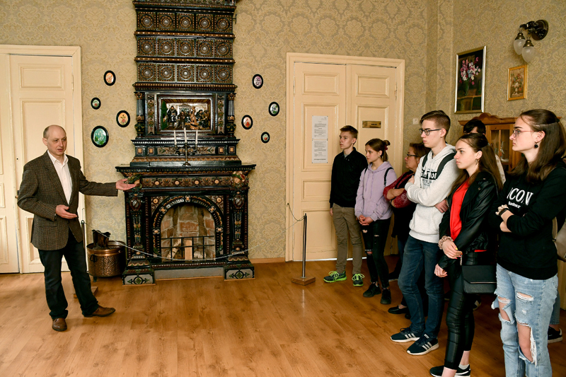 Vēstures skolotājs Ingus Pavinkšnis Alantas ģimnāzijas delegāciju iepazīstina ar Skaistkalnes vidusskolu un tās vēsturi.
Autors: Ivars Bogdanovs