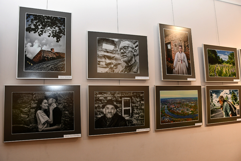 Bauskas Kultūras centra izstāžu zālē un foajēiespējams apskatīt gleznošanas studijas "Meistars Gothards" izstādi "Satikšanās" un tautas fotostudijas "Bauska" izstādi "Latvijai".
Autors: Ivars Bogdanovs