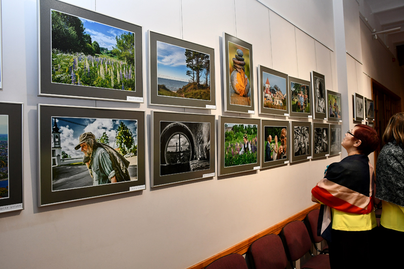Bauskas Kultūras centra izstāžu zālē un foajēiespējams apskatīt gleznošanas studijas "Meistars Gothards" izstādi "Satikšanās" un tautas fotostudijas "Bauska" izstādi "Latvijai".
Autors: Ivars Bogdanovs