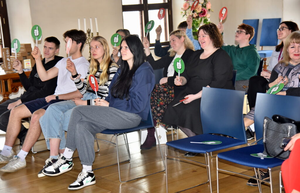 Pasākuma dalībniekiem bija pašiem iespēja uzreiz izmēģināt atbildēt uz dažiem spēles jautājumiem.
Autors: Uldis Varnevičs