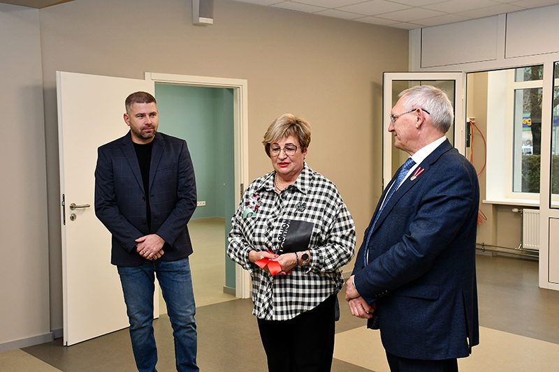 Būvnieku - SIA "Kvintets M" - pārstāvis Ainārs Marinsks, skolas direktore Vera Grigorjeva un Bauskas novada domes priekšsēdētājs Aivars Okmanis.
Autors: Ivars Bogdanovs