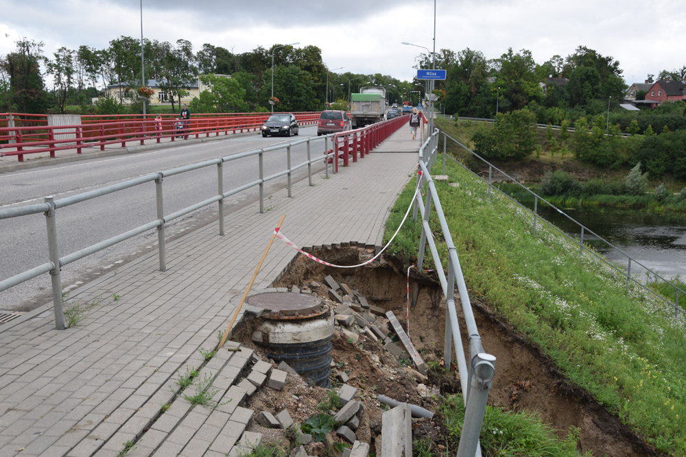 Pie Mūsas tilta Bauskā 29. jūlijā pēc lietavām un vētras fiksēts izskalojums.
Autors: Māris Krūmiņš