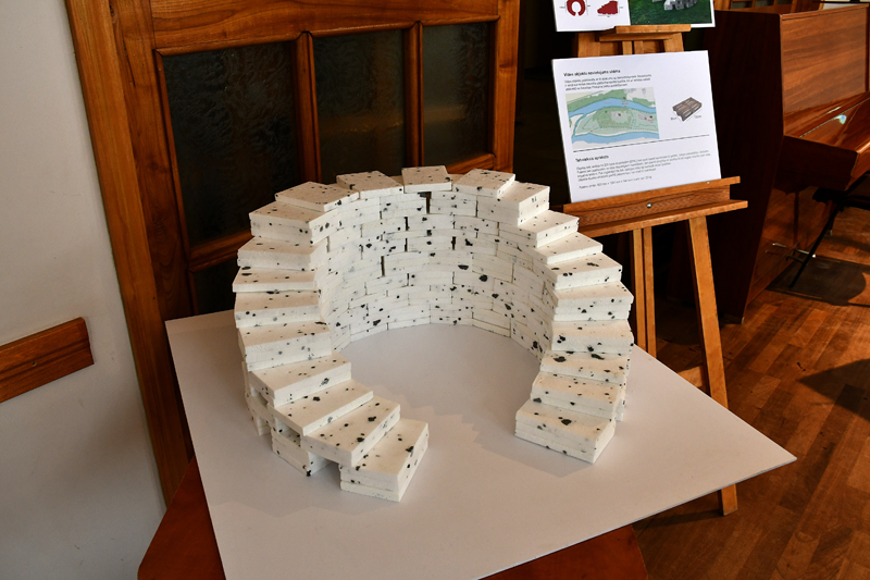 Kolizeja tipa vides objekts tiktu veidots no 200 koka eiropaletēm, kas savā starpā savienotas ar garām, kokam paredzētām skrūvēm, kas padara objektu par videi draudzīgu, tai pat laikā nezaudējot stingrību un izturību, kā arī noturību pret vides negatīvo ietekmi. Vides objektu paredzēts novietot Ķirbaksalā ar atvērumu uz dienvidrietumiem un skatu uz Mūsas upi, kur netiek traucēta gājēju un transporta kustība.
Autors: Ivars Bogdanovs