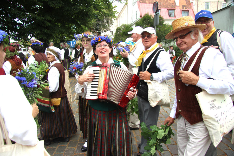Daina Ārmane ar akordeona spēli uzmundrina gan senioru kori «Sarma», gan folkloras kopu «Trejupe».
Autors: Foto – Ingrīda Punka