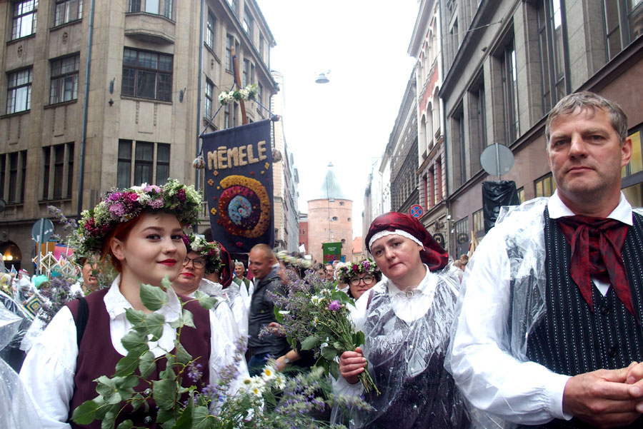 Gājienā kora «Mežotne» dziedātāji – Katrīna un Diāna Siliņas un Jānis Seržāns.
Autors: Foto – Ingrīda Punka