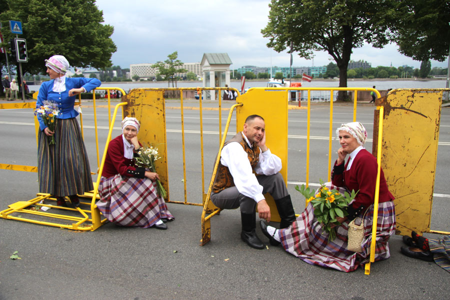 «Stundu stāvu domādama…». Tomēr gājiena sākums Bauskas novada amatierkolektīviem kavējās divas stundas.
Autors: Foto – Ingrīda Punka