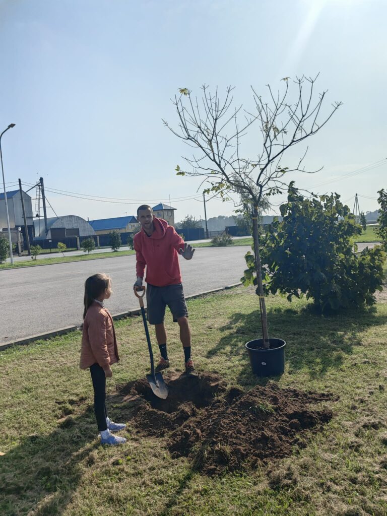 Stādīšanas darbi 12. septembrī norisinājās Rītausmu parkā, papildinot teritorijas zaļo rotu ar 50 jauniem kokaugiem.
Autors: Evita Novicka