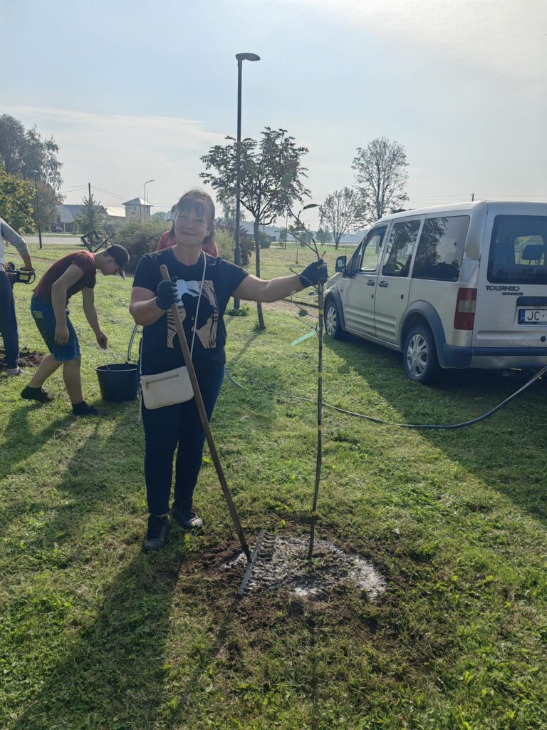 Stādīšanas darbi 12. septembrī norisinājās Rītausmu parkā, papildinot teritorijas zaļo rotu ar 50 jauniem kokaugiem.
Autors: Evita Novicka