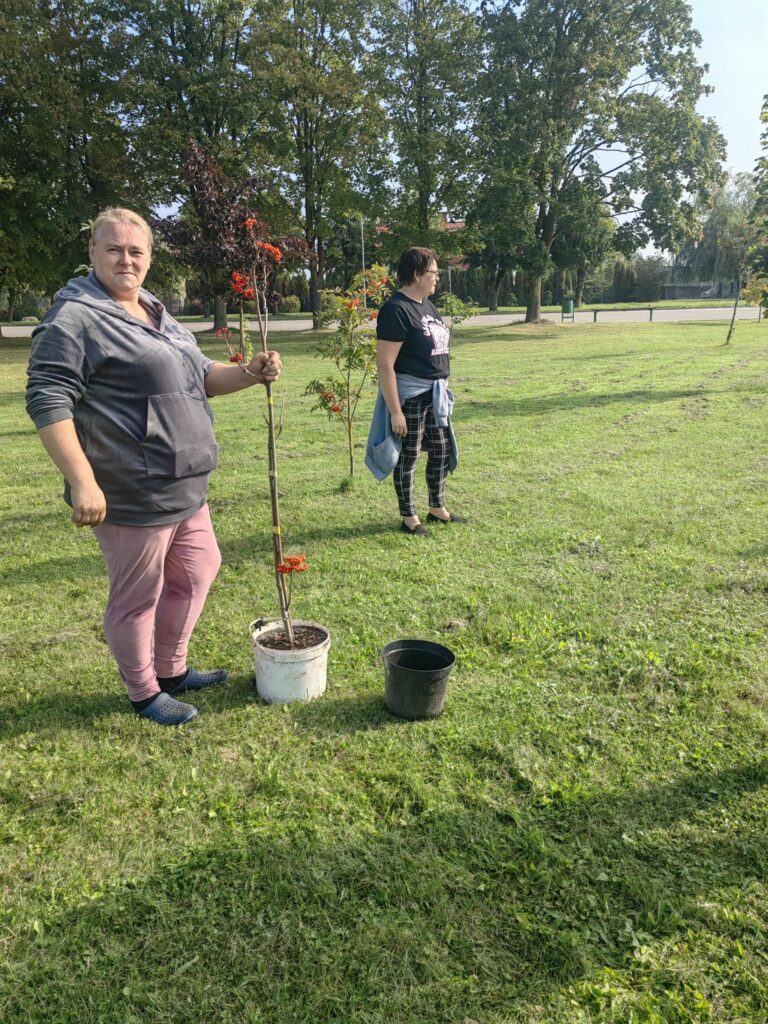 Stādīšanas darbi 12. septembrī norisinājās Rītausmu parkā, papildinot teritorijas zaļo rotu ar 50 jauniem kokaugiem.
Autors: Evita Novicka