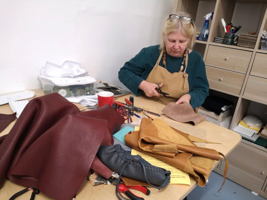 Tērpu darināšana ilgst jau otro gadu, jo tā ir laikietilpīga un nepieciešams iegūt daudz zināšanu. 


Autors: Foto no TLMS «Bauska» arhīva.