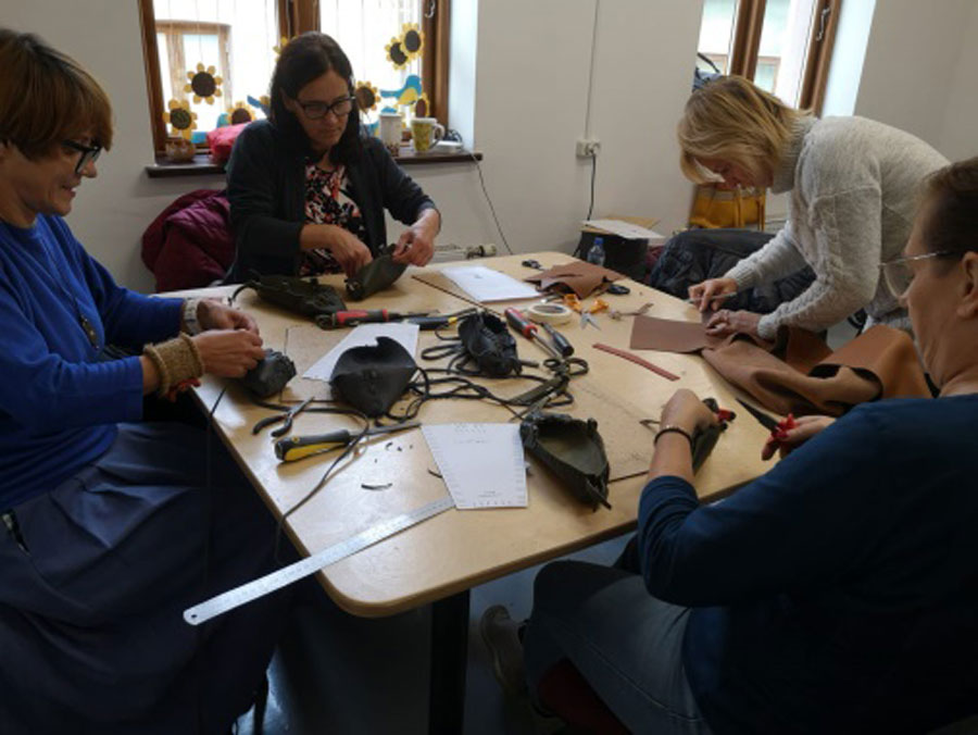 Projektā tika aizvadītas arī dažādas meistarklases un lekcijas. Attēlā – pastalu darināšana. 
Autors: Foto no TLMS «Bauska» arhīva.