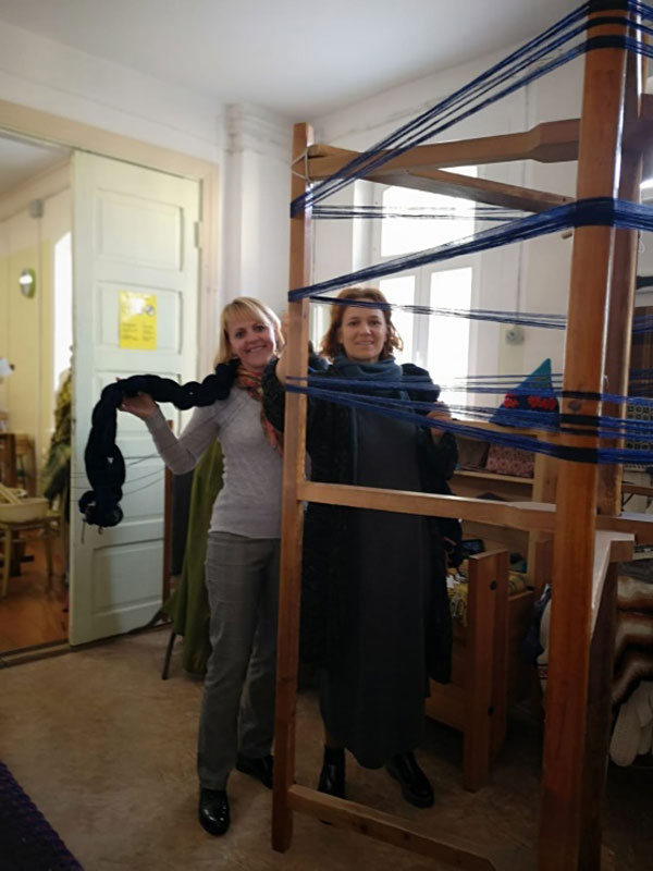 Jolanta Kalinka (no kreisās) studijā sāka darboties, lai iemācītos aust, taču nu jau ieguvusi arī daudz citas prasmes.

Autors: Foto no TLMS «Bauska» arhīva.