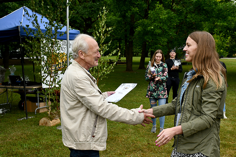 Galveno balvu no Valda Lūriņa saņem Carnikavas amatierteātra aktrise Ilze Janočko par Džūlijas lomas atveidojumu izrādē "Pilnmēness mistērijas", režisors Zigurds Neimanis.
Autors: Ivars Bogdanovs