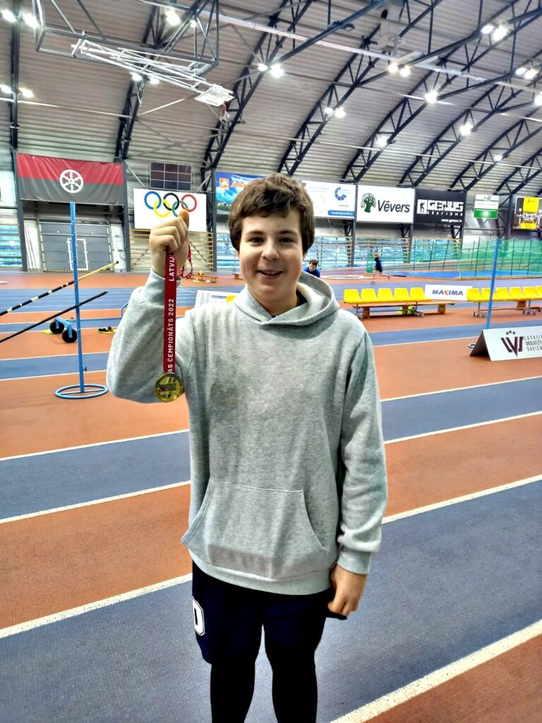 Edgars Kļaviņš atkal triumfēja lodes grūšanā. 
Autors: Foto: no Vecumnieku sporta skolas albuma.