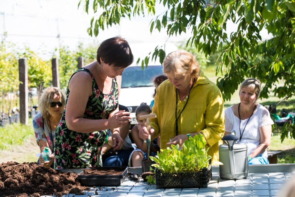 Latvijas Dārzkopības institūtā (Dobelē) lielākajā Borisa un Ināras Teterevu fonda programmas «Pats savam SAIMES GALDAM» dalībnieku sanākšanā.
Autors: Agris Šiliņš