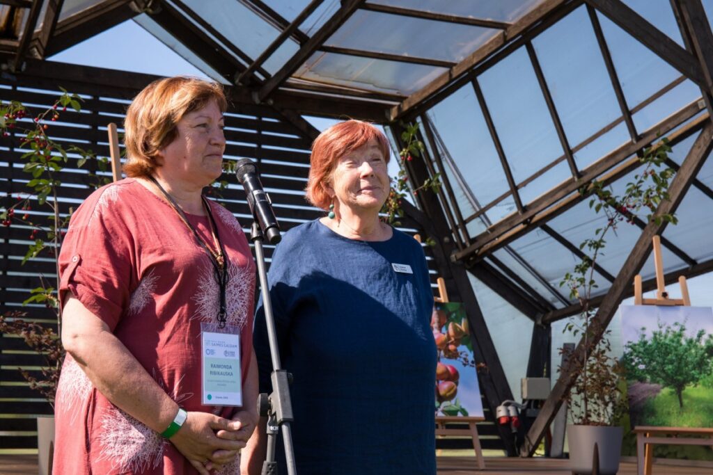 Latvijas Dārzkopības institūtā (Dobelē) lielākajā Borisa un Ināras Teterevu fonda programmas «Pats savam SAIMES GALDAM» dalībnieku sanākšanā.
Autors: Agris Šiliņš