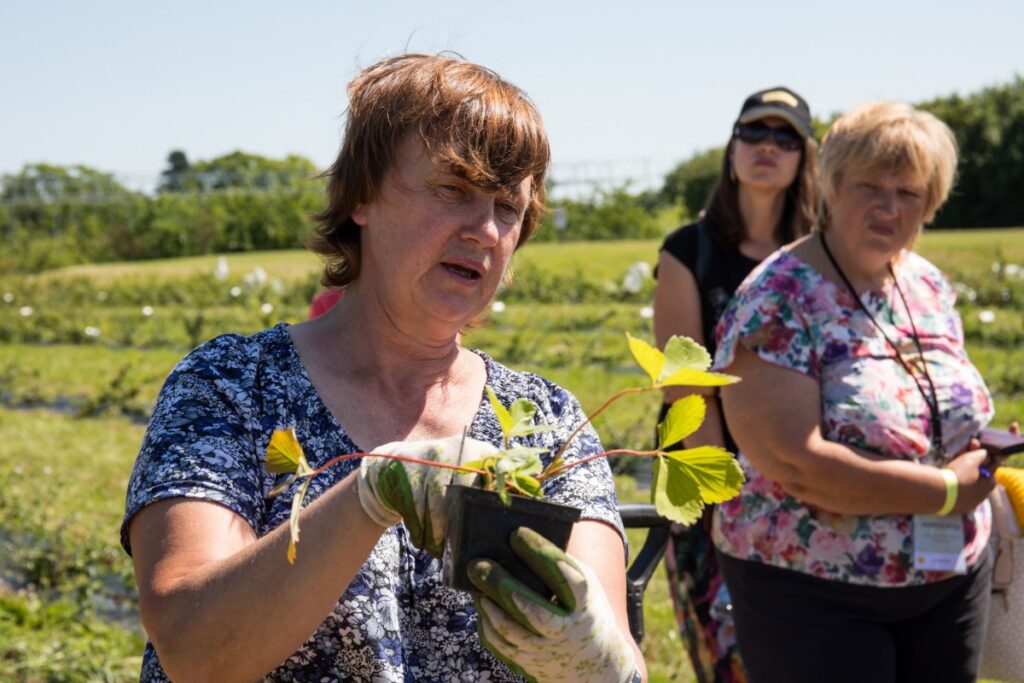Latvijas Dārzkopības institūtā (Dobelē) lielākajā Borisa un Ināras Teterevu fonda programmas «Pats savam SAIMES GALDAM» dalībnieku sanākšanā.
Autors: Agris Šiliņš