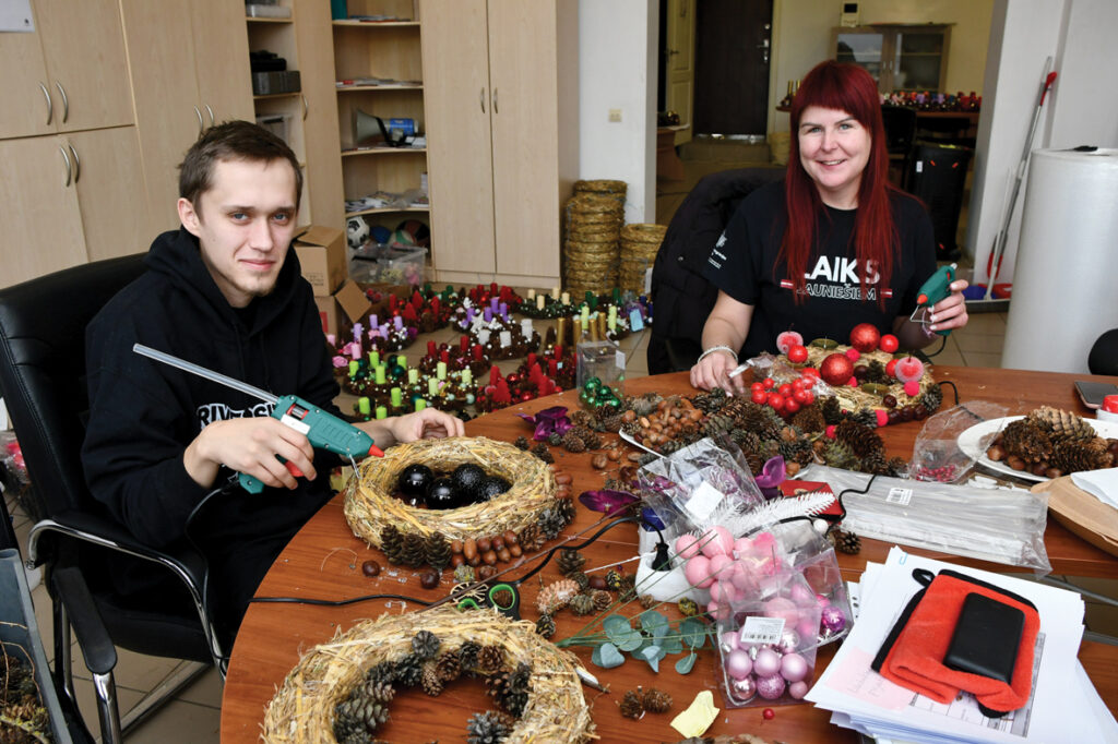 Organizācijā «Laiks jauniešiem» tapuši 100 adventes vainagi. Par ziedojumiem tos iegādājušies ne tikai iedzīvotāji Latvijā, bet arī Īrijā.
Autors: Foto – Ivars Bogdanovs