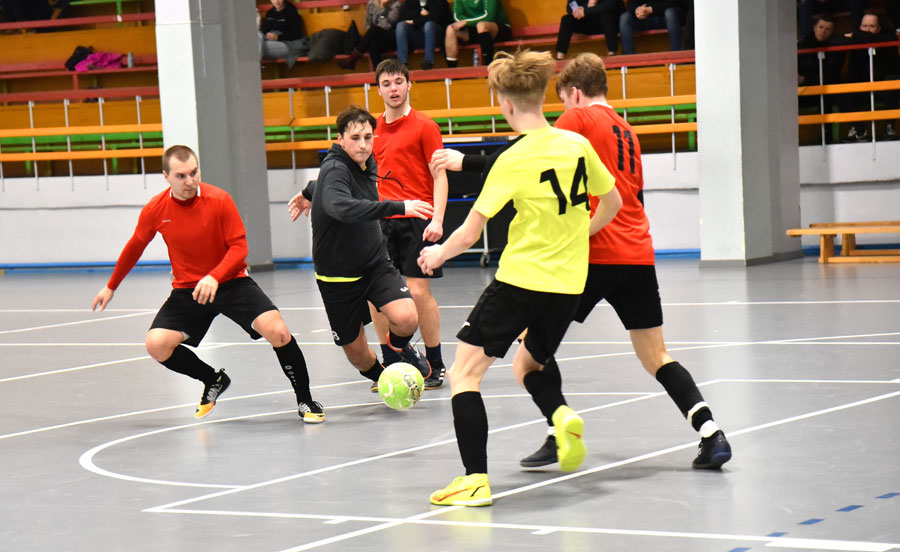 Spēlē ar «Lats uz nedēļu» komandas «BJSS/Mēmele» sastāvā uzbrukumā devās arī vārtsargs (vidū).  