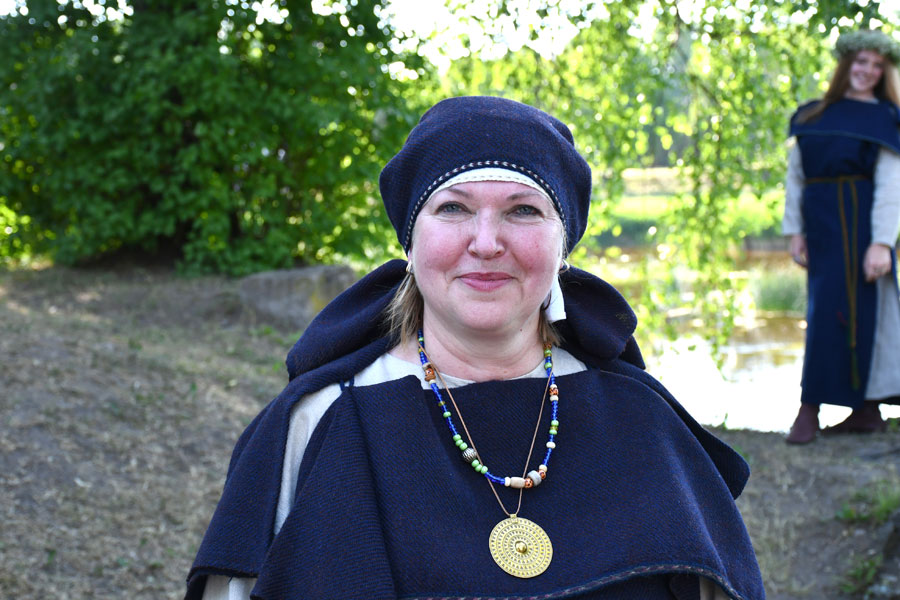 Studijas vadītāja Aiva Linkeviča atzīst, ka tērpu darināšana ir saliedējusi kolektīvu.

Autors: Foto – Ivars Bogdanovs