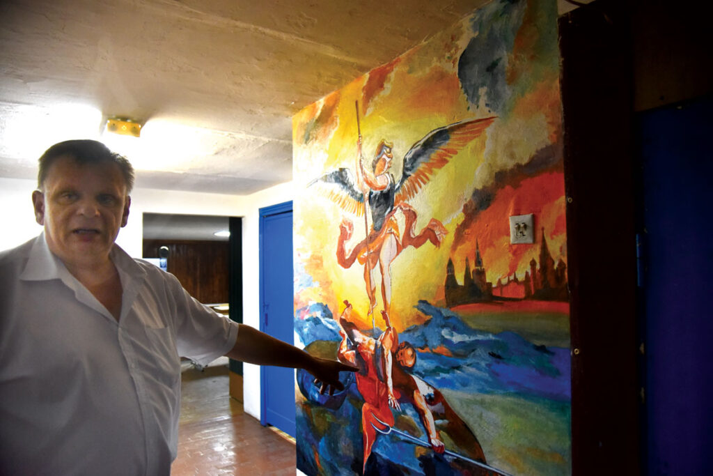 HarkIvas mākslinieks patvertnē gaisa trauksmju laikā zīmēja ainu, kā eņģelis triec šķēpu sātana – valdnieka sirdī uz degošās Maskavas fona. To rāda Aleksandrs Bražņiks.
Autors: Foto – Uldis Varnevičs