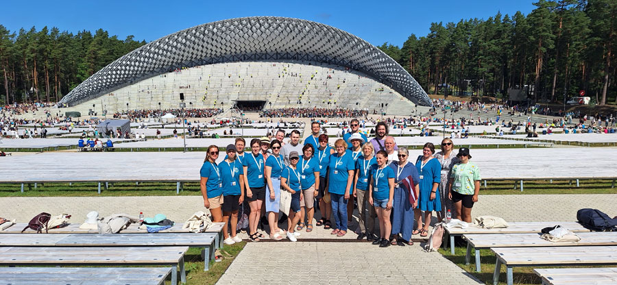 Jauktais koris «Mežotne» «Sidraba birzī» pirms mēģinājuma.
Autors: Foto no kora «Mežotne» albuma.