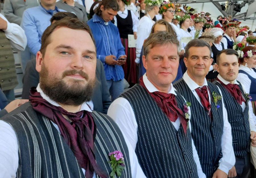 Basu spēka vīri pirms koncerta.
Autors: Foto no kora «Mežotne» albuma.