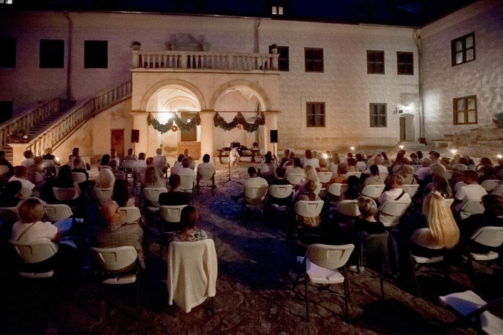 Nakts koncerts sveču gaismā Bauskas pils pagalmā.
Autors: Publicitātes foto, autors - Edgars Namiķis.