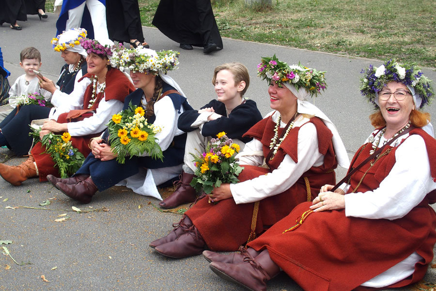 Folkloras kopa «Laukam pāri» taupa spēkus lielajam gājienam. 
 
Autors: Foto – Ingrīda Punka