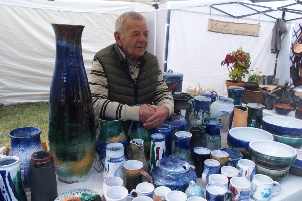 Mūsdienu amatniecības tirgū pašdarinātos māla darinājumus piedāvāja arī novadnieks - Vecumnieku pagasta Misas keramiķis Leonīds Kupčs.
Autors: Visi foto - Ingrīda Punka.