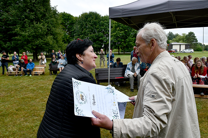 Iluta Puķīte saņem Uzvaras amatierteātrim piešķirto galveno balvu par veiksmīgu kostīmu un rekvizītu risinājumu.
Autors: Ivars Bogdanovs