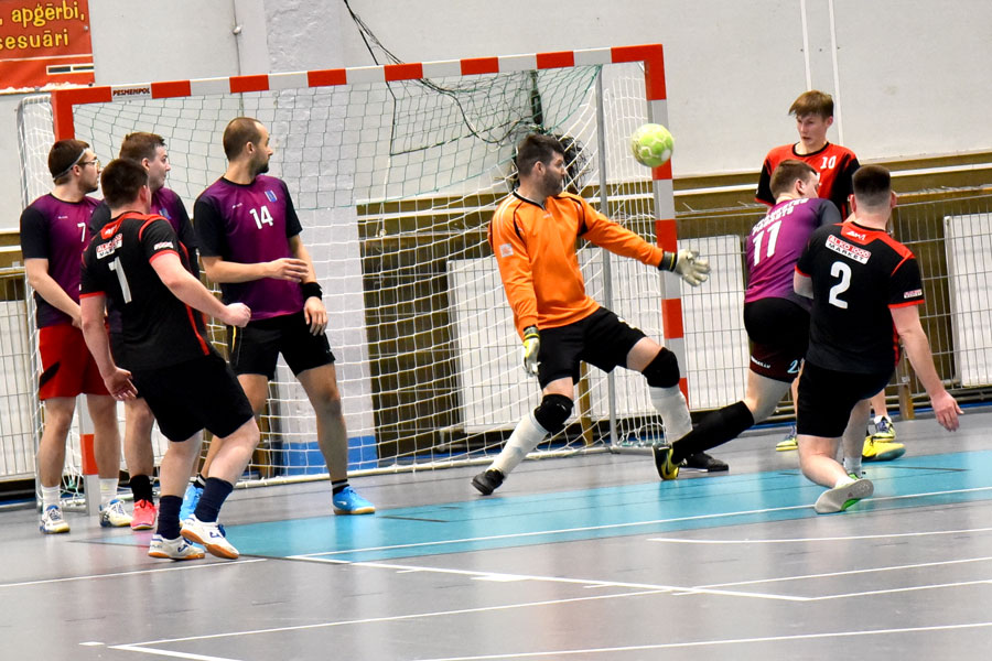 «Rainis E67» gūst izšķirošos vārtus fināla spēlē.