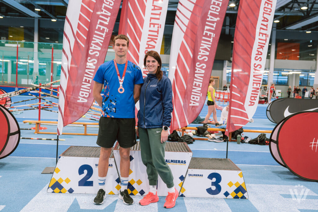 Gvido Rākins kopā ar treneri Ilonu Kupčiunu. 
Autors: Guntis Bērziņš, athletics.lv. 