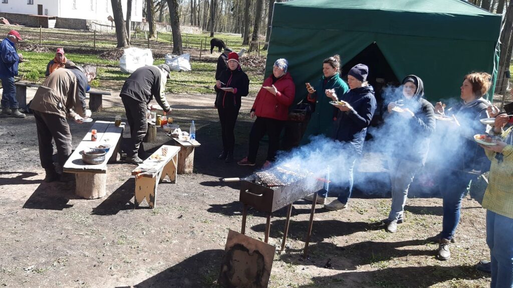 Talcinieki pēc darba Kurmenē kopīgi pusdieno.
Autors: Sarmīte Ķīse