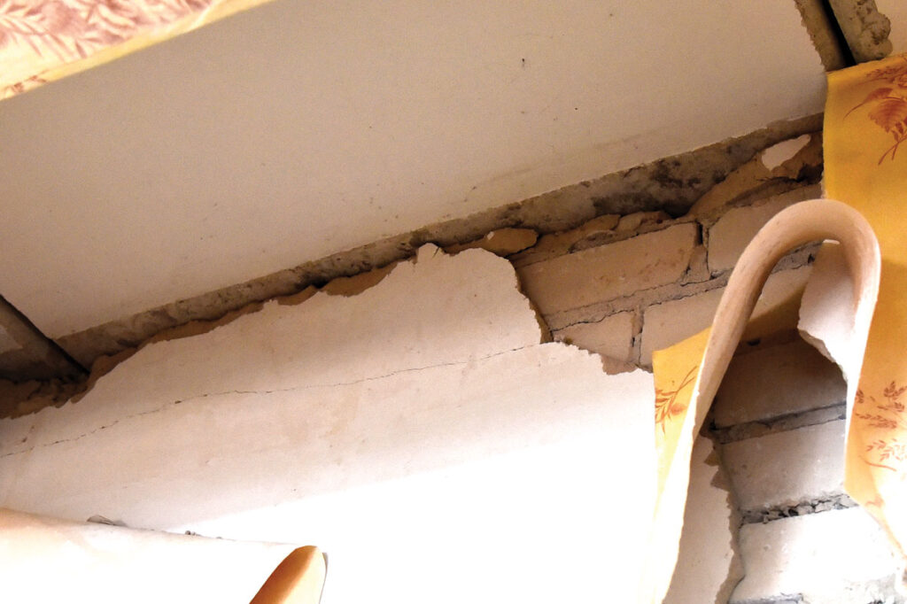 Pēc bumbas sprādziena pilsētas laukumā pašvaldības ēkā vairākas sienas nobīdījušās līdz pat desmit centimetriem. 
Autors: Foto – Uldis Varnevičs