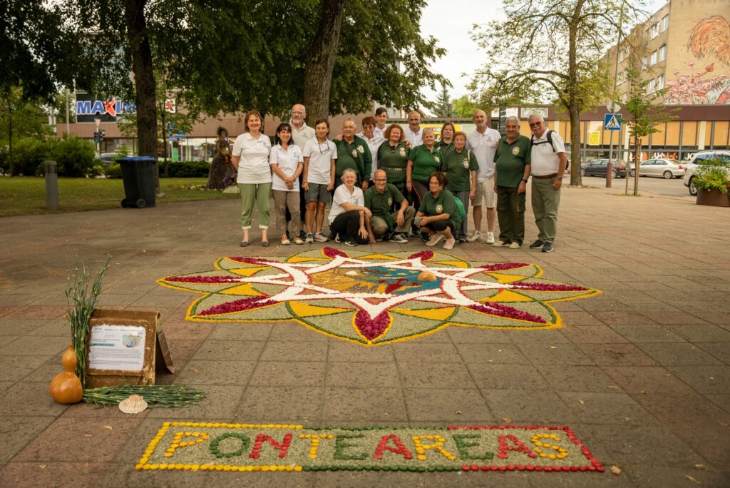 2.vietā – īpašo Spānijas mākslas un reliģisko svētku „Corpus Christi” paklāju veidotāju asociācija no Ponteareas pilsētas Spānijā. Paklājs «Debesīs rakstītais ceļš»
Autors: Mikolas Bitvinsks / avots: https://www.facebook.com/floristiniaikilimai/?locale=pt_BR&_rdr