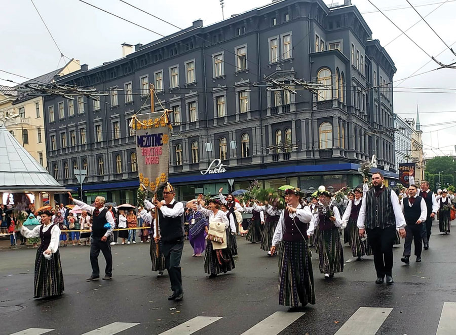 Gājienā Rīgas centrā.
Autors: Foto no kora «Mežotne» albuma.