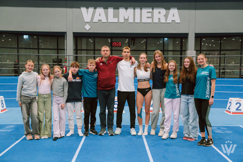 Vecumnieku sporta skolas komanda Latvijas daudzcīņas čempionātā telpās. 
Autors: Guntis Bērziņš, athletics.lv. 