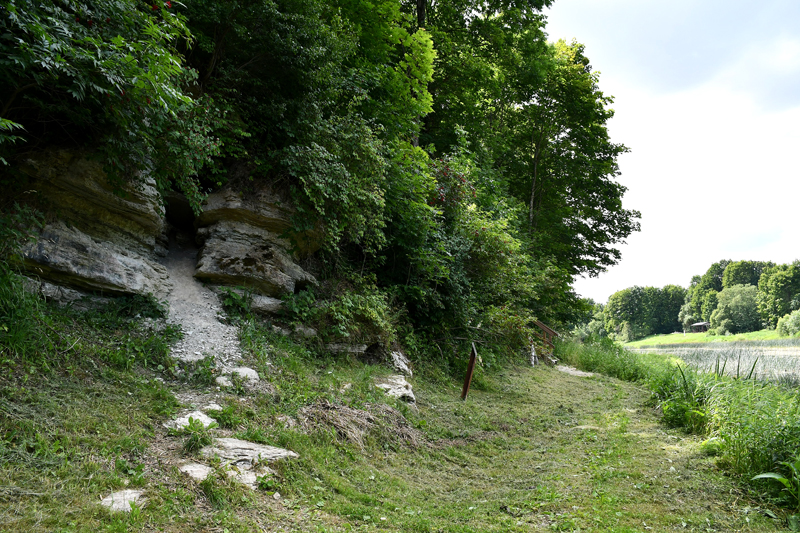 Un pati Velnala - dolomīta iežu atsegums, aplūkojams 3 metru augstumā virs Mēmeles. 
Autors: Ivars Bogdanovs