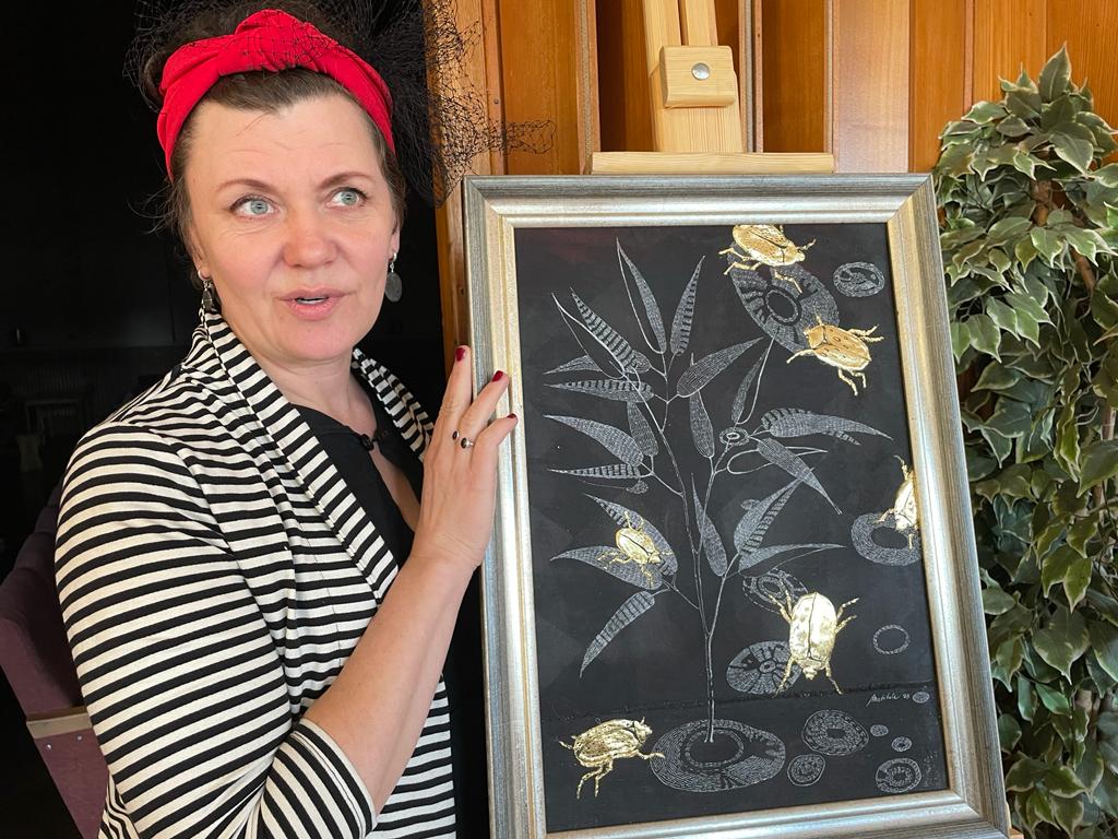 Gleznošanas studiju pasniedzēja māksliniece Laura Ikerte piedāvā grafiski dekoratīvu skatījumu uz vaboļu pasauli – uz melna fona zeltainu vabolīšu skrējiens, varbūt deja. Kukaiņi izveidoti reljefā un klāti zeltītām plāksnītēm.
Autors: www.bauskasdzive.lv