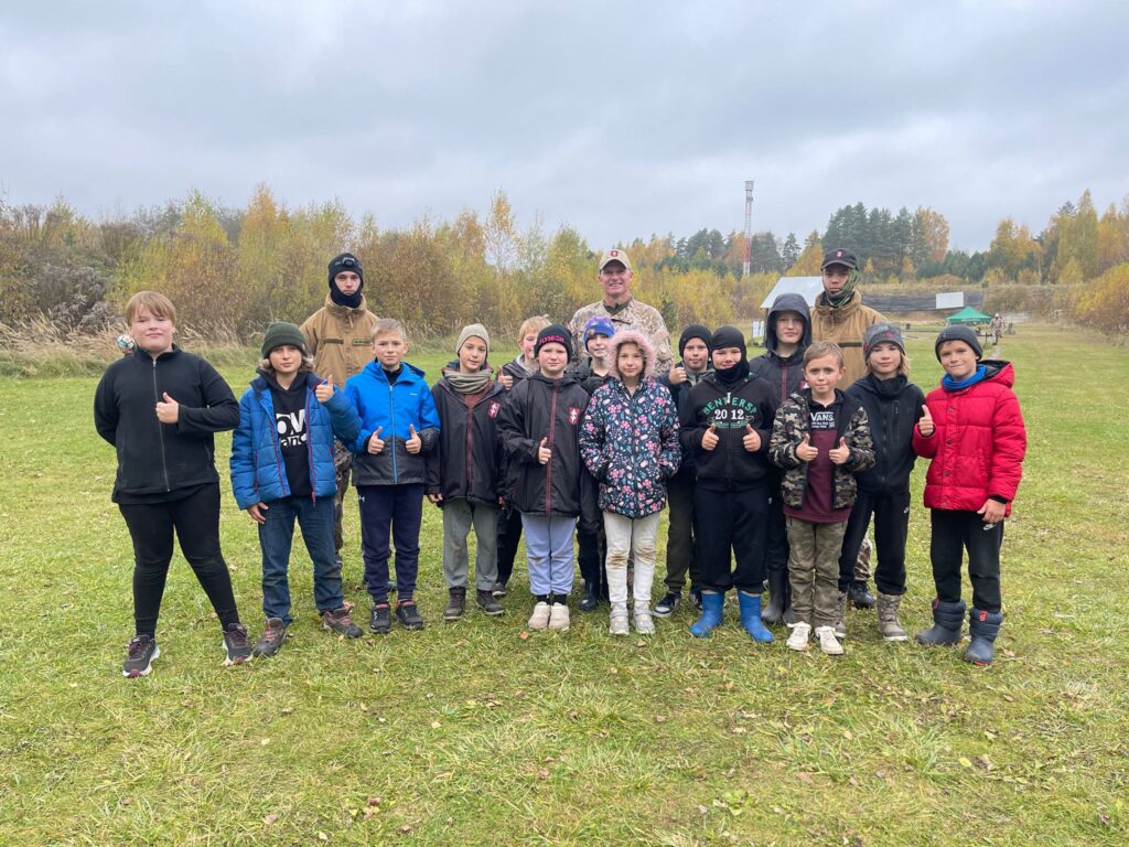 Autors: no jaunsargu nometnes albuma.